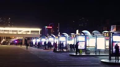 车流公交站台夜景视频的预览图